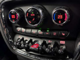 MINIの運転席操作部は、中央に構えるディスプレイが最大の特徴です。航空機を思わせるトグルスイッチなど、直感的で遊び心のあるメカニカルな操作感が、ゴーカートのような走りの高揚感を高めます。