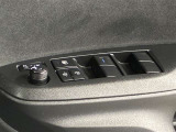 格納式リモコンドアミラーと、パワーウィンドウマスタースイッチです。車内の換気も運転席から簡単に行えます。