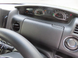 【運転席アッパーボックス】パッと取り出しやすい位置にあるボックスなので、お財布などの小物から本などの小冊子、駐車券など、よく使うものの収納に便利です。