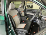前席はベンチシート!運転席助手席間の移動ができます!チャーム専用シートがオシャレですね♪
