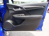 ◇運転席扉 内側部分になります◇【パワーウィンドウ】窓の開け閉め楽々!少し換気したいな〜なんて時にササッと操作できますね♪