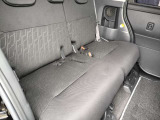 リアシートは可動式なので荷室の広さも変えられます。
