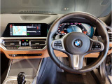 【ハンドル】ドライバーとBMW車の一体感がダイレクトに伝わるステアリングホイール。形状・太さへの拘りに加えて、操作性を高める為にスイッチ類も配置。クイックかつ安定のドライビングを体感下さい!