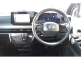 使いやすく安全な操作性と、良好な視界の運転席です。