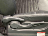 運転手の体格に合わせて運転席の座面の高さ調整ができるシートリフターが付いてます