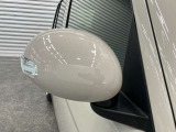 【サイドターンランプ】歩行者やバイク、対向車からも右左折の確認がしやすいサイドターンランプ付きドアミラーです。