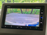 【バックカメラ】駐車時に後方がリアルタイム映像で確認できます。大型商業施設や立体駐車場での駐車時や、夜間のバック時に大活躍!運転スキルに関わらず、今や必須となった装備のひとつです!