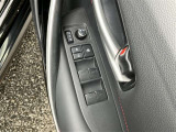 運転席扉内側部分です。【パワーウィンドウ】で窓の開け閉めもラクラクですね!