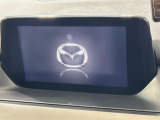 【8インチマツダコネクト】車内の雰囲気にマッチした大型のディスプレイ。スマホ接続でのナビ使用やBluetooth再生等、様々な機能が楽しめます。直感的なダイヤル操作が可能で、使い勝手も良好です。