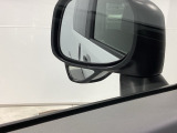 【サイドアンダーミラー】助手席側ドアミラーの下部についております。停車時・発進時などに車両左側の死角になった部分を確認するときに役立ちます。