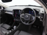 インストルメントパネルは僅かに運転席側へと傾けられているほか、余計なスイッチ類を可能な限り排し、運転に集中しやすい環境を造り出しています。
