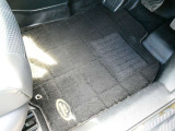 運転席フロアマットです。著しい擦れや穴開きはありません。
