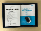 取扱説明書やメンテナンスノートもそろっています。スマートキーは荷物を持っている時でも、キーを取り出さずドアの施錠・開錠ができます。