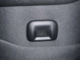 後部座席用の充電用USBポート付きです。
