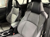 素材の確かさと心地いいフィット感が座った瞬間に伝わってくるシート。運転席も助手席もリラックスしてゆったり座れます。