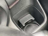 ロングドライブには欠かせないドリンクホルダーを装備。