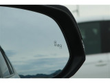 隣車線を走る車両をレーダーで検知し、ドアミラーでは確認しにくい後側方エリアに存在する車両に加え、急接近してくる車両も検知します。車両を検知するとドアミラーに搭載されたLEDインジケーターが点灯します。
