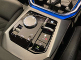 運転中にもオーディオの音量やFMの切り替えなどステアリングでの操作で切り替え可能なため、ステアリングから手を放す必要がない為、運転中でも操作が簡単でございます。