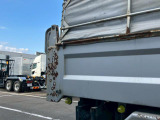 運転席側リヤ柱にサビがあります。