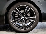 【BMWアロイホイル】軽量かつ強度に拘ったアロイホイル。走行性能ポテンシャルを引き出す設計。車の足元を引き締めてくれる大きなポイントはアロイホイルです。