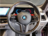 【ハンドル】ドライバーとBMW車の一体感がダイレクトに伝わるステアリングホイール。形状・太さへの拘りに加えて、操作性を高める為にスイッチ類も配置。クイックかつ安定のドライビングを体感下さい!