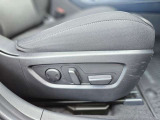 細やかな位置調整が可能な運転席電動シート。腰を支えるランバーサポートや、2名分のポジションを記憶できるシートメモリー機能も装備。マツダがこだわる「人馬一体」の快適なドライブをサポートします。