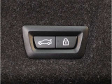 【電動トランク】ボタン一つでトランクの開閉が可能です。リモコンキーでの操作もできます。