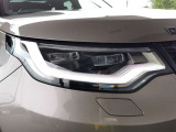 フロントフェイスを際立たせるLEDヘッドランプ。その独特なオリジナリティ溢れるシルエットは、遠くからでもディスカバリースポーツであると一目でわかります。
