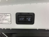 バックドアは電動で開閉できます。運転席のスイッチを押すだけで重たいバックドアが電動で動きます。