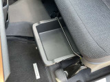 助手席シート下には車検証などが収納できるスライド式の収納BOXがついています!