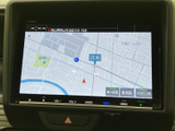鮮明な地図表示で、運転中の視認性を高めます。周辺の施設情報も確認でき、旅の計画も立てやすくなっています。