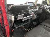 助手席側も収納BOXが沢山あります。