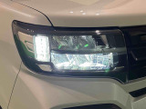 対象物が見やすく白く明るい光で夜間走行をサポートするフルLEDヘッドランプ(クリアランスランプ、マニュアルレベリング機能付き)を装備