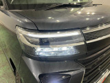 白く明るい光で夜間走行をサポートするLEDヘッドランプを搭載