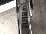 運転席のスイッチで全てのウィンドウの開閉操作を行うことができます。ロックボタンをONにしておくと、運転席以外のウィンドウは作動しないのでお子様を乗せているときなども安心ですね♪