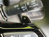 【パドルシフト】ハンドルから手を離さずに素早くシフトアップ&ダウンができるので、エンジンブレーキを使う下り坂や高速道路の合流で加速したい場面で役立ちます。