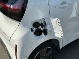 車を降りてさっと充電できるよう、車両右側に充電ポート設計。