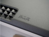 ◆助手席エアバッグ◆SRSエアバッグは、シートベルトだけでは防ぎきれない衝突時の衝撃から乗員を守るための安全装置。衝突時に瞬時に膨らみ、頭部や胸部がダッシュボードに直接衝突するのを防ぎます。