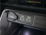 ◆USB接続端子◆スマホやiPodなどを接続して、いつもの音楽を車内でもお楽しみいただけます♪