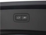 テールゲートには、スイッチ一つで開閉可能な電動開閉機能を装備。また、リアバンパーの下で足を動かすだけで開閉できる、ハンズフリー・オープニング/クロージング機構も搭載しています。