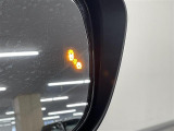 【後側方車両検知警報】いわゆるブラインドスポットモニター。ドアミラーでは確認しづらい後側方エリアに車を検知すると、ドアミラー内側のインジケータが点灯し、車線変更の際、視界の拡張役として活躍。