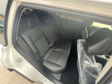 後部座席も十分な広さがあります!シートを倒せば荷物もさらに沢山積めますね♪
