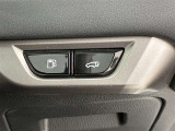 両手が荷物で塞がっている時にはコレ!パワーバックドアで開閉ラクラクです。バックドアに手が届かない時も、リモコンで開閉の操作が可能です。もちろん、荷物もたっぷり積めます。