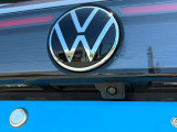 VWエンブレムの下部にバックカメラがございます。