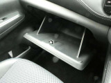 助手席前には車検証の収納に便利なグローブBOXが備わっています。