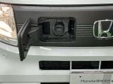 普通充電はフタを直接押し、急速充電は車内のボタンを操作して開け、あとは充電コネクターを差すだけで充電開始します。簡単な充電操作と、フタの開け方を変えることで差し間違いを防げる安心感。