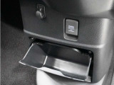 ◆センターロアボックス◆インパネ中央の下部には、ごみ箱としても使用する事ができるセンターロアボックスを装備しております。