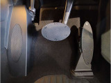BMWはオルガン式アクセルペダルを採用しています。踏み込む足とペダルが同じ軌跡を描くため、かかとがずれにくく、アクセルコントロールがよりしやすくなるメリットがあります。