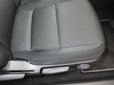 運転席の状態が出る場所ですが、ご覧の通りにキレイな状態ですよ。シートリフターの調整幅も大きいので、ポジションにお悩みの方はぜひ一度お座りになってくださいね。