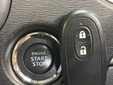 【キーレススタートシステム】カバンやポケットに入れたままでもドアの施錠・解錠が可能なスマートキーを装備。エンジンのオン・オフ時もカギを取り出す必要が無いからとっても便利です♪